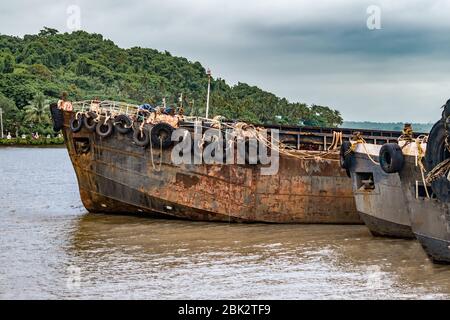 Stillgelegte Feeder Schiffe, auch Bargen genannt, sind auf dem Ship Breaking Yard ausgeplegt. Wird für den Transport von Baugelzen verwendet, die aufgrund von Rezession und Bergbauverbot mittlerweile veraltet sind Stockfoto