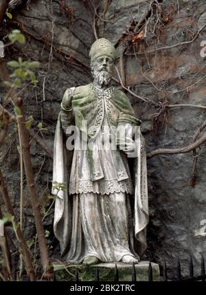 St. Rupert von Salzburg (660-710 n. Chr.). Bischof von Worms. Erster Bischof von Salzburg. Statue des Heiligen, der einen Salzbehälter hält und eine klerikale Kleidung trägt. Ruprechtskirche. Wien, Österreich. Stockfoto