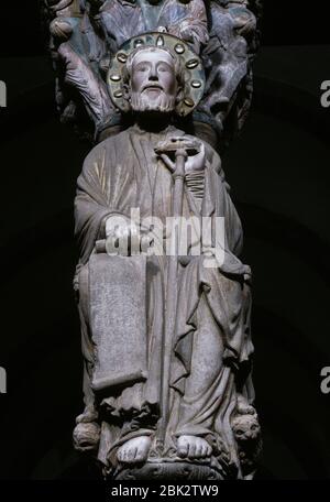 Spanien, Galicien, Provinz La Coruña. Santiago de Compostela. Kathedrale. Das Portal der Herrlichkeit, von Meister Mateo, 1168-1188. Romanischer Stil. Skulptur des heiligen Jakobus in der zentralen Säule. Stockfoto