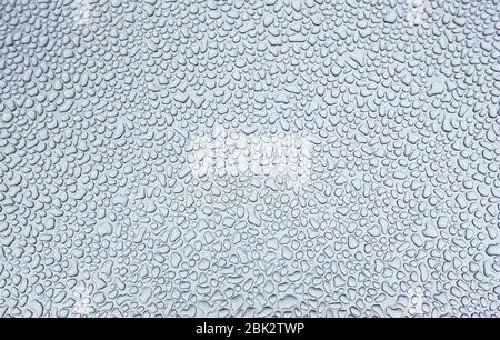 Wassertropfen auf silbrige Metalloberfläche Stockfoto