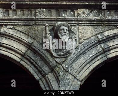 Spanien, Galicien, Montederramo. Kloster Santa Maria. Mittelalterliches Gebäude, das Ende des 16. Jahrhunderts im Herrerschen Stil umgebaut wurde. Renaissance-Kloster. Skulpturendetail des Medaillons des Heiligen Jakobus des Großen (1. Jahrhundert-44 n. Chr.), mit Pilgeratributten. Stockfoto