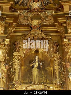 Maria Magdalena. Holzschnitzerei des spanischen Bildhauers Luis Salvador Carmona (1708-1767), Spätbarock. Skulptur integriert in das Altarbild von Narciso Tome. Kirche der Heiligen Maria Magdalena. Torrelaguna, Gemeinde Madrid, Spanien. Stockfoto