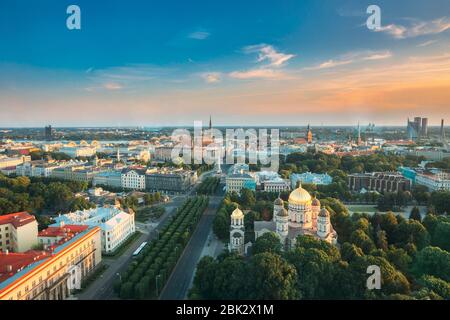 Riga, Lettland. Stadtbild Von Riga. Draufsicht Der Gebäude Justizministerium, Oberster Gerichtshof, Ministerkabinett Im Sommerabend. Luftaufnahme Stockfoto