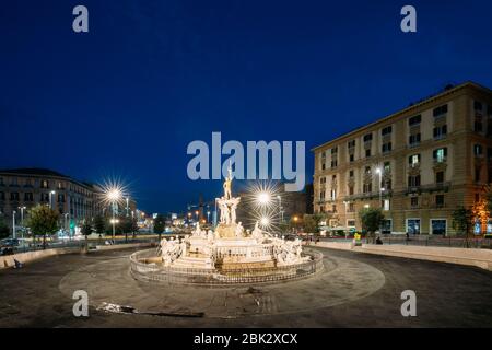 Neapel, Italien. Neptunbrunnen auf der Piazza Municipio in Abend oder Nacht Illuminationen. Stockfoto