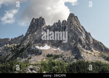 Der Washington Abschnitt des Pacific Crest Trail in den North Cascades mit Blick auf wolkenbedeckte Felsberge und Schnee. Stockfoto