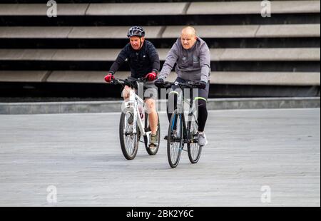 Dundee, Tayside, Schottland, Großbritannien. Mai 2020. UK Wetter: Ein trübes und feuchtes Morgen in Dundee mit Temperaturen bis zu 15 Grad Die Einwohner nehmen an Fahrradübungen in der Nähe des V&A Design Museum entlang der Küste während der Covid-19 Sperrbeschränkungen in ganz Schottland. Quelle: Dundee Photographics/Alamy Live News Stockfoto