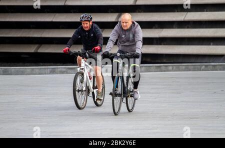 Dundee, Tayside, Schottland, Großbritannien. Mai 2020. UK Wetter: Ein trübes und feuchtes Morgen in Dundee mit Temperaturen bis zu 15 Grad Die Einwohner nehmen an Fahrradübungen in der Nähe des V&A Design Museum entlang der Küste während der Covid-19 Sperrbeschränkungen in ganz Schottland. Quelle: Dundee Photographics/Alamy Live News Stockfoto