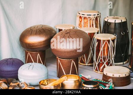 Canacona, Goa, Indien. Steel Tongue Drum Und Andere Trommeln Auf Dem Markt. Stockfoto