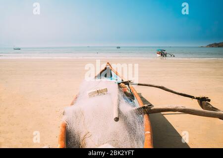Canacona, Goa, Indien. Holzangeln Boot Mit Netz Auf Berühmten Palolem Beach Im Sommer Sonnigen Tag Geparkt. Stockfoto