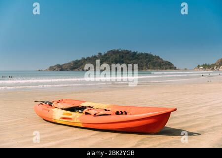 Canacona, Goa, Indien. Kanu Kajak Zu Mieten Geparkt Am Berühmten Palolem Beach Im Sommer Sunny Day. Stockfoto