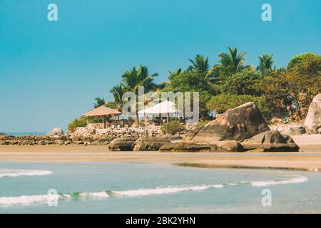 Canacona, Goa, Indien. Sonniger Himmel Über Ruhigem Wasser Des Arabischen Meeres. Naturlandschaft Mit Sandstrand Palolem Beach Am Sonnigen Sommertag Mit Blauem Himmel. Stockfoto