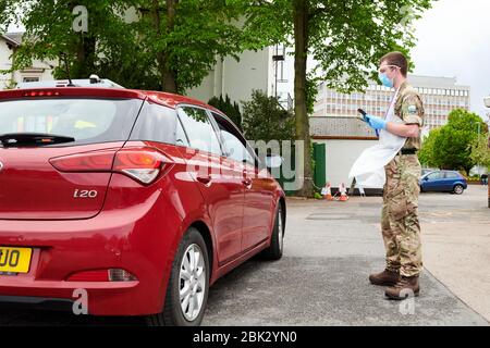 Covid-19 Coronavirus mobile Pop-up-Fahrt durch Testanlage im Rugby-Parkplatz, Warwickshire, Großbritannien, bemannt von der britischen Armee für den NHS Stockfoto