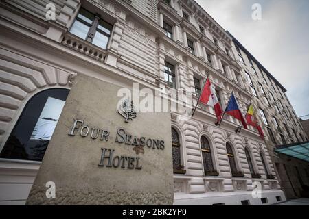 PRAG, TSCHECHIEN - 3. NOVEMBER 2019: Four Seasons Logo auf dem Haupthotel in Prag. Four Seasons ist eine kanadische Marke, Eigentümer und Franchise von Luxus Stockfoto