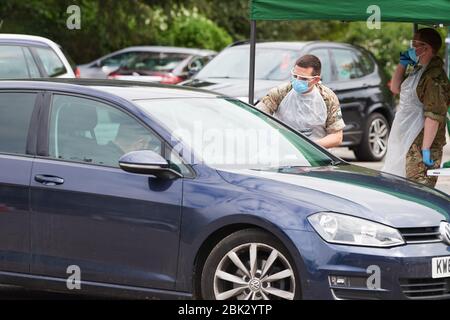 Covid-19 Coronavirus mobile Pop-up-Fahrt durch Testanlage im Rugby-Parkplatz, Warwickshire, Großbritannien, bemannt von der britischen Armee für den NHS Stockfoto