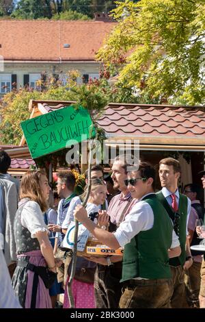 Graz/Österreich - September 2019: Alljährliches Herbstfest der steirischen Volkskultur (Aufsteirern). Junge Frauen und Männer in hellen traditionellen Kleidern communi Stockfoto