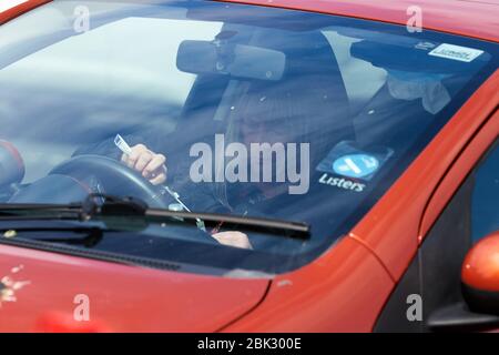 Ein Mitglied der Öffentlichkeit, das Tupfer in ihren Autos auf einer mobilen Teststelle von Covid-19 verwendet. GROSSBRITANNIEN Stockfoto