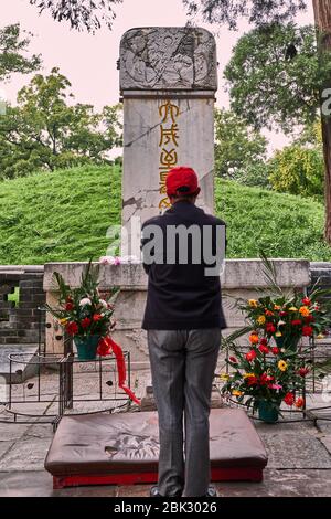 Qufu, Shandong / China - 13. Oktober 2018: Mann, der am Grab des Konfuzius, UNESCO Weltkulturerbe Tempel und Friedhof des Konfuzius in Respekt zollen Stockfoto