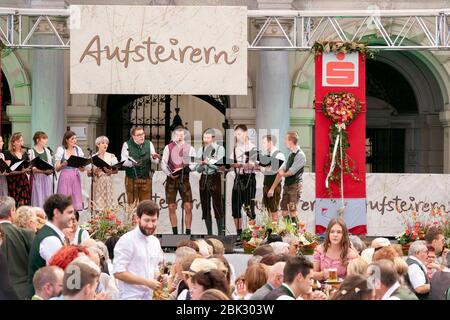 Graz/Österreich - September 2019: Alljährliches Herbstfest der steirischen Volkskultur (Aufsteirern). ?hoir der jungen Menschen in traditionellen nationalen Kostümen si Stockfoto