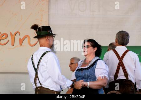 Graz/Österreich - September 2019: Alljährliches Herbstfest der steirischen Volkskultur (Aufsteirern). Volkstänze steirischer Männer und Frauen in heller Tradition Stockfoto