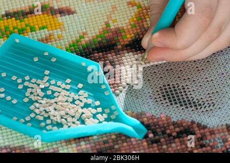 Sammeln Diamant-Stickerei, Diamant-Mosaik. Farbige Kristalle. Stockfoto