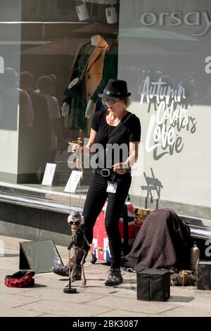 Graz/Österreich - September 2019: Aufführung eines Straßenkapellers mit einer lustigen Holzpuppe in Form eines Skeletts Stockfoto