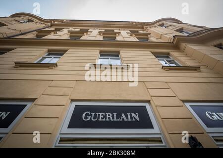 PRAG, TSCHECHIEN - 3. NOVEMBER 2019: Guerlain-Logo auf ihrer Boutique in Prag. Guerlain ist ein französisches Haus, das sich auf Luxus-Franfranzen, Parfums spezialisiert hat Stockfoto