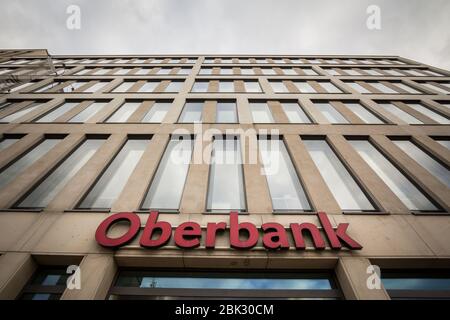 PRAG, TSCHECHIEN - 4. NOVEMBER 2019: Logo der Oberbank auf der Hauptbank im Zentrum von Brünn. Die Oberbank ist eine österreichische Bank, die in Mitteleuropa investiert Stockfoto