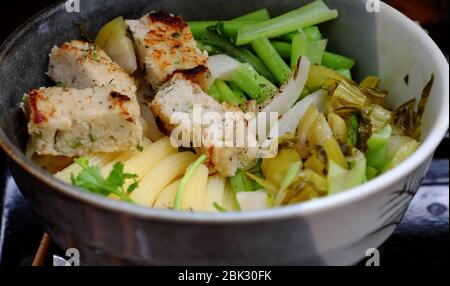 Close up vegetarische Penne Pasta Suppenschüssel mit Gemüse zum Frühstück, vegane Lebensmittel von Makkaroni mit Grünkohl, Tofu-Kuchen für nicht-Fleisch-Diät, aber Ernährung Stockfoto