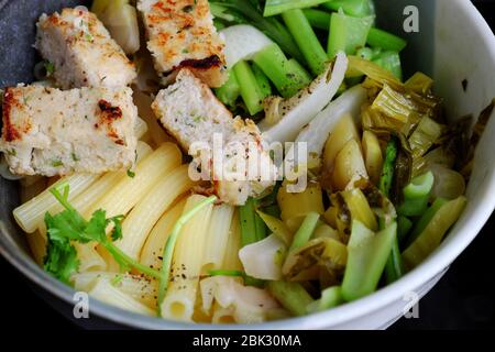 Close up vegetarische Penne Pasta Suppenschüssel mit Gemüse zum Frühstück, vegane Lebensmittel von Makkaroni mit Grünkohl, Tofu-Kuchen für nicht-Fleisch-Diät, aber Ernährung Stockfoto