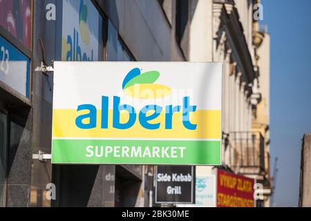 PRAG, TSCHECHIEN - 31. OKTOBER 2019: Albert Supermarket Logo vor dem lokalen Geschäft in Prag. Albert Supermarket gehört zu Ahold Delhaize und ist ein C Stockfoto