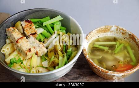 Close up vegetarische Penne Pasta Suppenschüssel mit Gemüse zum Frühstück, vegane Lebensmittel von Makkaroni mit Grünkohl, Tofu-Kuchen für nicht-Fleisch-Diät, aber Ernährung Stockfoto