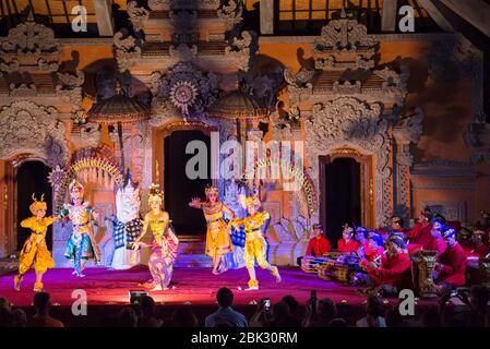 Aufführung eines traditionellen balinesischen Tanzes auf der Bühne in Ubud, Bali, Indonesien Stockfoto