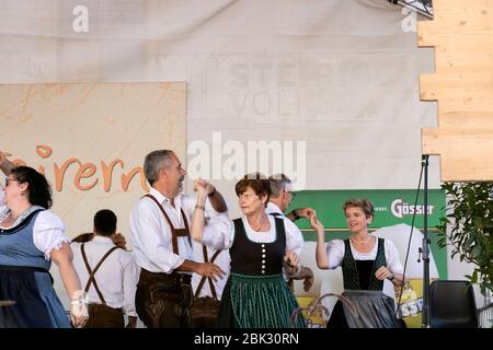 Graz/Österreich - September 2019: Alljährliches Herbstfest der steirischen Volkskultur (Aufsteirern). Volkstänze steirischer Männer und Frauen in heller Tradition Stockfoto