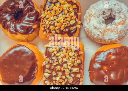 Draufsicht auf sechs glasierte Donuts in einer weißen Box Stockfoto