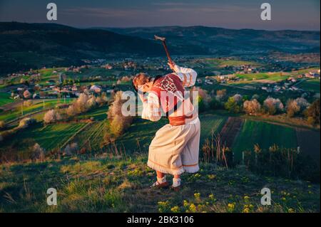 Mann in traditioneller slowakischer Tracht tanzt in der Frühlingsnatur. Hrinova slowakei Stockfoto