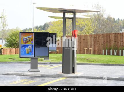 Ein Menü in einem McDonalds Restaurant Drive-do in Großbritannien zeigt Desserts. Stockfoto
