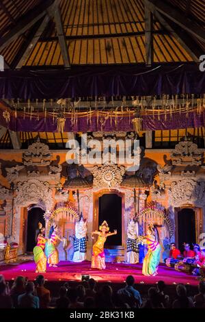 Aufführung eines traditionellen balinesischen Tanzes auf der Bühne in Ubud, Bali, Indonesien Stockfoto