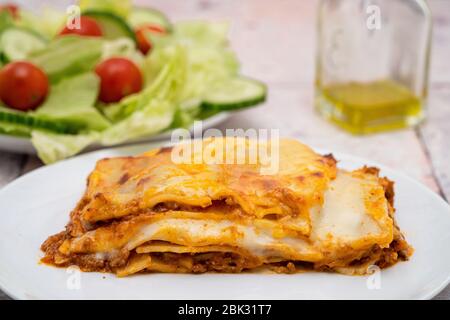 Rinderlasagne mit einem Beilagensalat Stockfoto