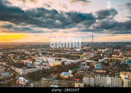 Gomel, Weißrussland. Luftaufnahme Der Skyline Von Homiel Am Herbstabend. Wohnviertel Bei Sonnenuntergang. Vogelperspektive. Stockfoto