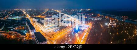 Gomel, Weißrussland. Weihnachtsbaum Und Festliche Beleuchtung Auf Dem Lenin-Platz In Homel. Neujahrsfeier In Weißrussland. Luftaufnahme Bei Nacht. Panorama. Stockfoto