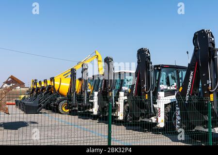 Eine Reihe von neuen Traktoren und Betonmischer Autos zum Verkauf auf dem Grundstück Stockfoto