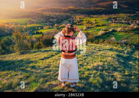 Traditionelle Volkskleid im Frühling Morgen Landschaft. Hrinova, Slowakei Stockfoto