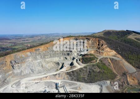 Grandemar Granitbruch in Morlace Dorf, Siebenbürgen Grafschaft, Rumänien. Aushub und Verarbeitungsgeräte. Sonniger Tag. Stockfoto