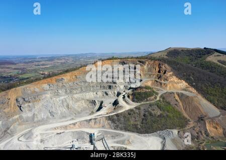 Grandemar Granitbruch in Morlace Dorf, Siebenbürgen Grafschaft, Rumänien. Aushub und Verarbeitungsgeräte. Sonniger Tag. Stockfoto