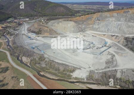 Grandemar Granitbruch in Morlace Dorf, Siebenbürgen Grafschaft, Rumänien. Aushub und Verarbeitungsgeräte. Sonniger Tag. Stockfoto