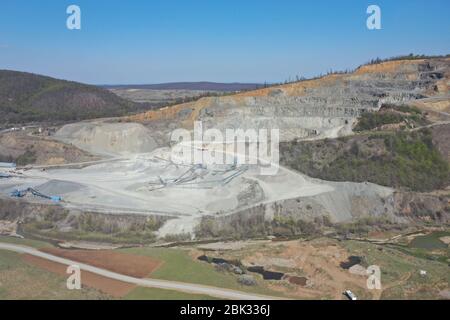 Grandemar Granitbruch in Morlace Dorf, Siebenbürgen Grafschaft, Rumänien. Aushub und Verarbeitungsgeräte. Sonniger Tag. Stockfoto