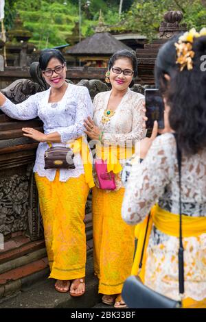 Balinesische Frauen in traditioneller Kleidung im Pura Tirta Empul Tempel im Dorf Manukaya in Zentral Bali, Indonesien Stockfoto