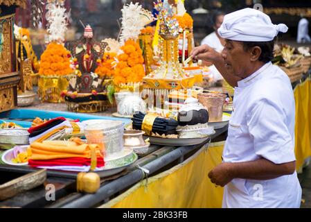 Religiöse Zeremonie im Pura Tirta Empul Tempel im Dorf Manukaya in Zentral Bali, Indonesien Stockfoto