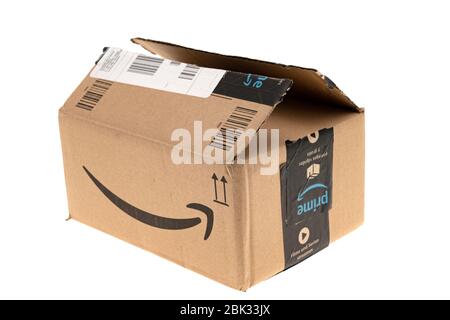 London, Großbritannien - 10. April 2020: Amazon Prime Versandpaket oder Box auf weißem Hintergrund geöffnet. Amazon.com ging 1995 online und ist jetzt Stockfoto