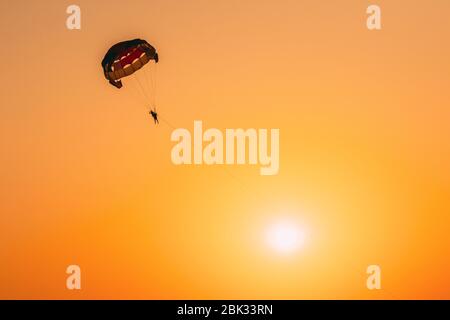 Parasailers Fliegen Auf Bunten Parachute In Sunset Sunrise Sky. Aktives Hobby. Sonnenschein. Stockfoto